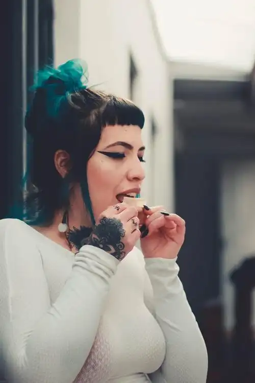 妇女照片有靛蓝头发的