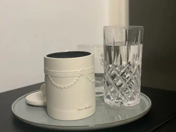 床头放的是祖马龙的香薰蜡烛,其实不用点上,满满的让它扩散香味就好睡