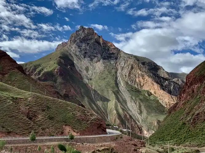 317国道一路风景确实漂亮.这座山是否有金刚的形象.