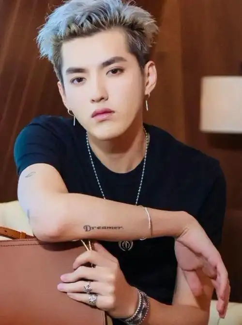 吴亦凡的脸生的实在是很好,眼睛比例也很好,不会过大_圈子-新氧美容