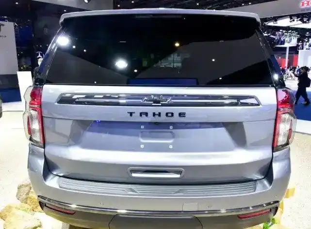 2020款雪佛兰tahoe的整个外观设计充满了战斗力!