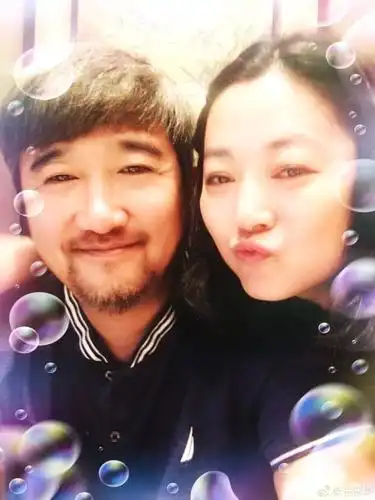 她的现任老公名叫沈航,也是一名演员,据说还是一位低调的富豪.