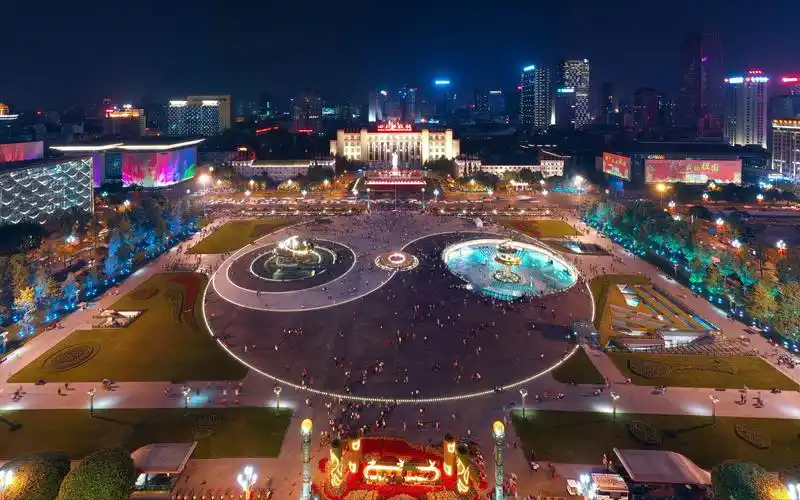 【夜飞成都中轴线】俯瞰天府广场上的太极图