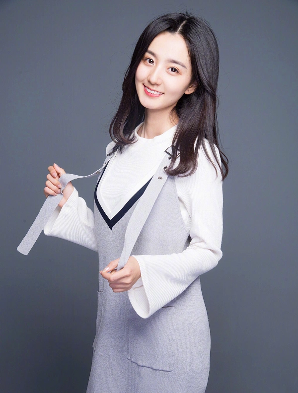 她20岁出道,是芒果台签约艺人,连着两部网剧都是高甜女主