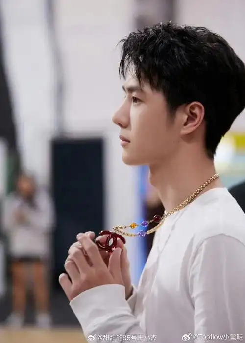 法网官方ins对王一博的简介: 中国演员,歌手,舞蹈家,编舞家,作曲家