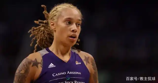 除此之外,格里娜还是wcba名宿!2013年,她效力于浙江稠州篮球俱乐部.