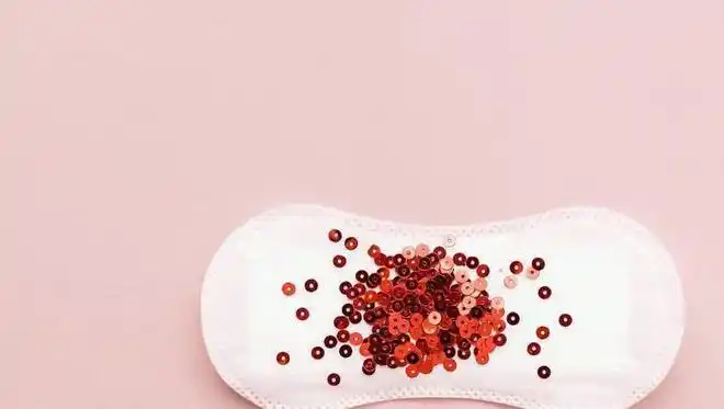 女儿月经初潮家长该怎么做?这位妈妈做法不当让孩子羞愧不已!