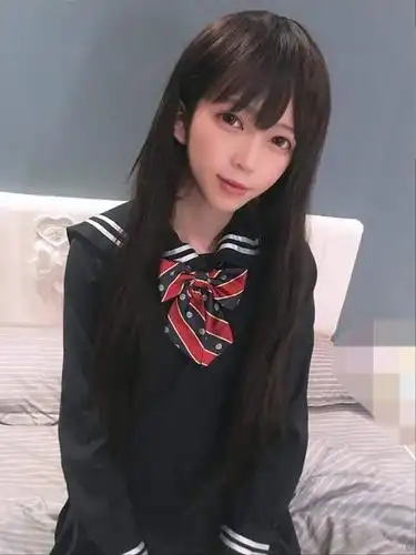 超可爱伪娘coser玥玥走红网络水手服造型娇柔可爱