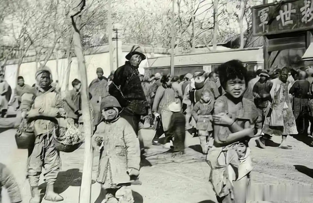 上个世纪30年代,正值动荡年代,照片上的这个男孩子,连个长袖的衣服都