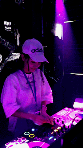 专业的打碟设备帅气的驻场dj手举起来,头摇起来,烦恼烦恼统统甩掉～在