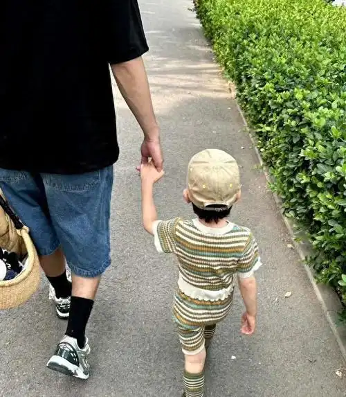 李光洁晒带娃日常父子俩衣品在线接送儿子上下学超宠溺