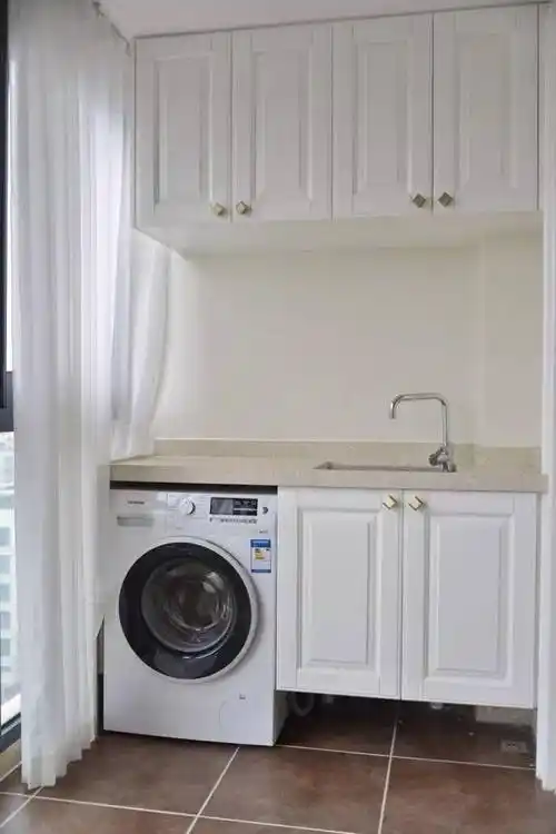 小户型阳台,洗衣机配柜子,实用又方便,空间利用更高效!