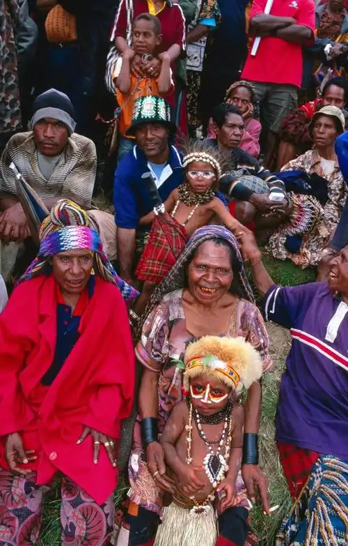 巴西佐埃人下巴上插木棍