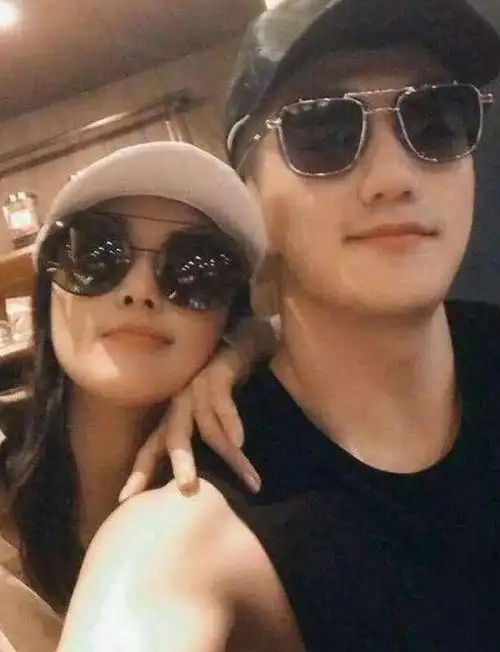 回顾嫁给军三代何捷生下一个女儿张馨予的生活幸福吗