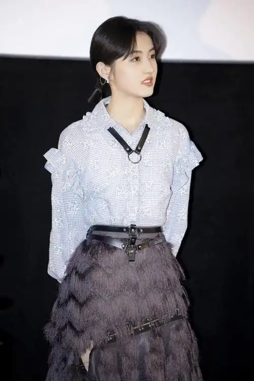 我的姐姐张子枫爆火穿衬衫配羽毛裙好知性妹妹真的长大了