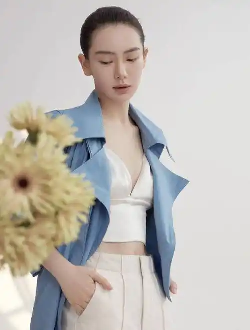 原创原创36岁戚薇越来越放得开了穿风衣配真空露脐装真是太帅了