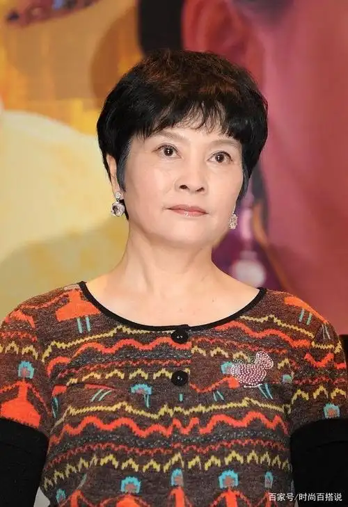 梁丹妮真任性,身材微胖依然敢穿圆领衣服,还真挺有韵味
