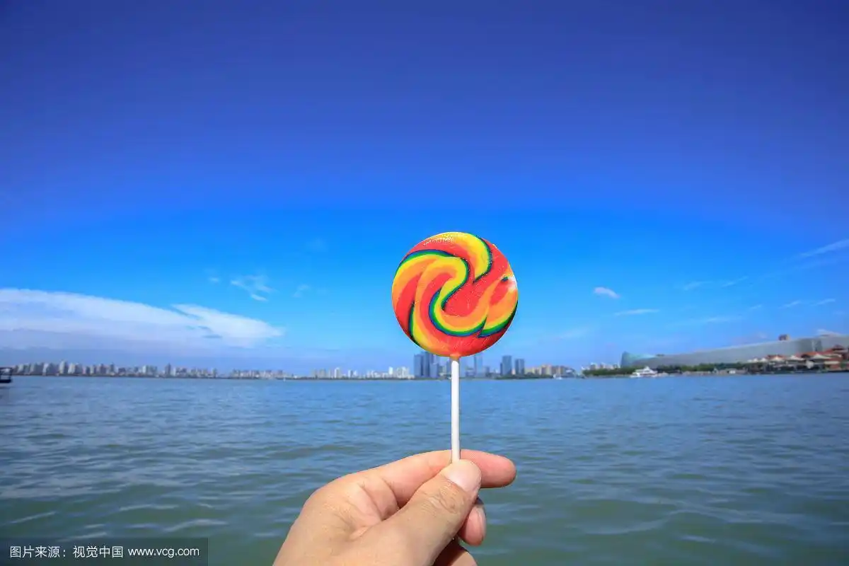 蓝天白云下的棒棒糖