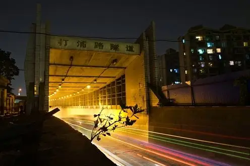 自1970年黄浦江上第一条越江隧道打浦路隧道建成通车以来,已建成通车