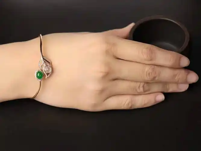 翡翠手镯,应该戴在左手还是右手?