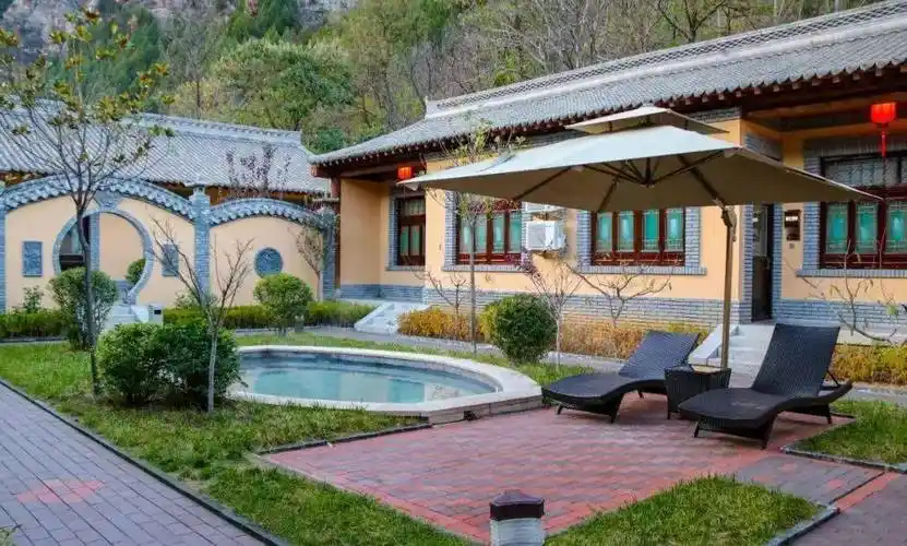 好不惬意一边欣赏山林风光在这里一边享受天然养生温泉与九龙山温泉