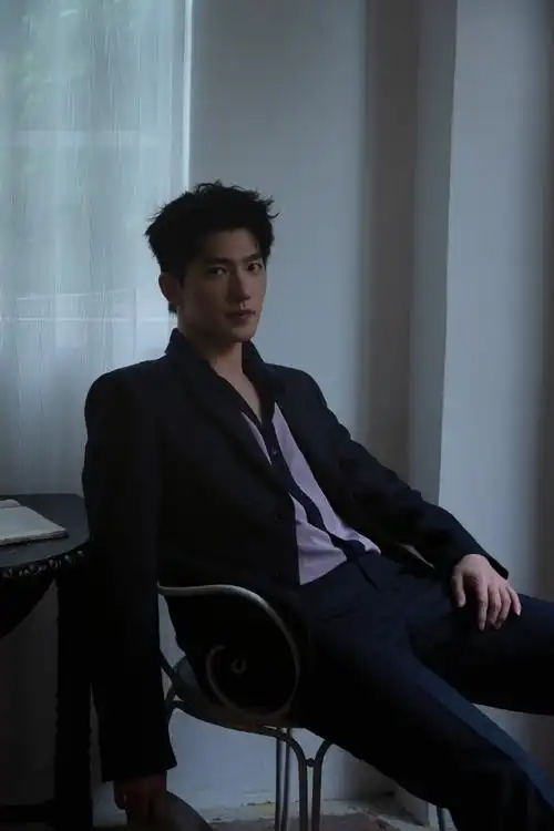 谁懂杨洋拿手杖的含金量##杨洋西装手杖造型