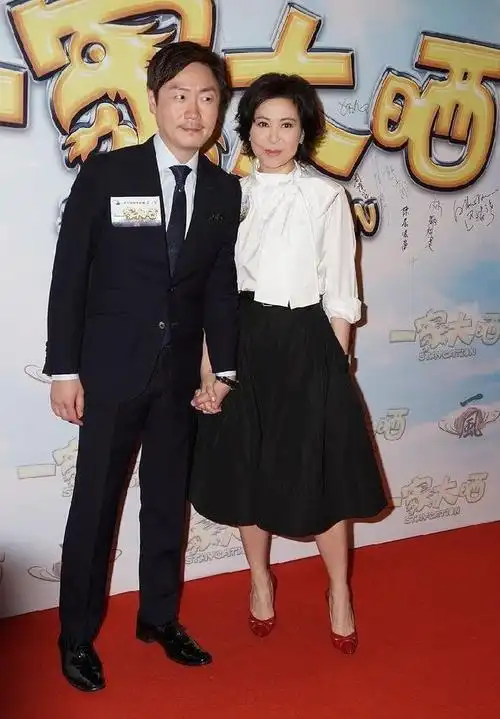 苏玉华穿衣真讲究怕粉色俗气换成珠光纱显出优雅女人味