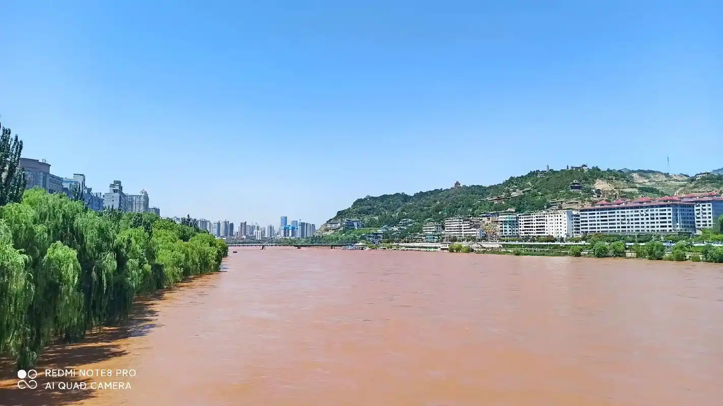 黄河水流经兰州,水面平稳水色赤黄,滚滚东 - 抖音