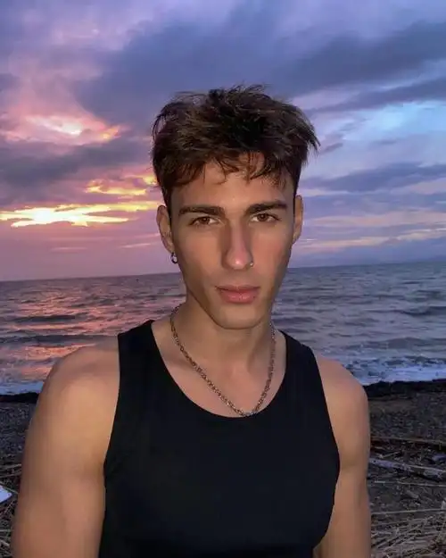 一位来自希腊的年轻男模特,曾参加过希腊版《超模新秀大赛》