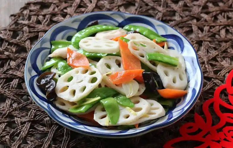 年夜饭必吃的荷塘月色,多加一样,莲藕爽脆不发黑,比肉菜先光盘_荷兰豆