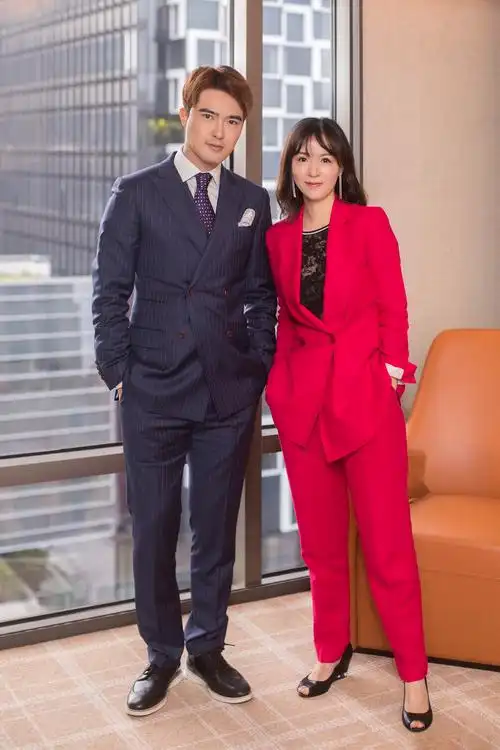 新加坡主持一哥李腾耀目亮相2018fashionpop华谊兄弟时尚之夜