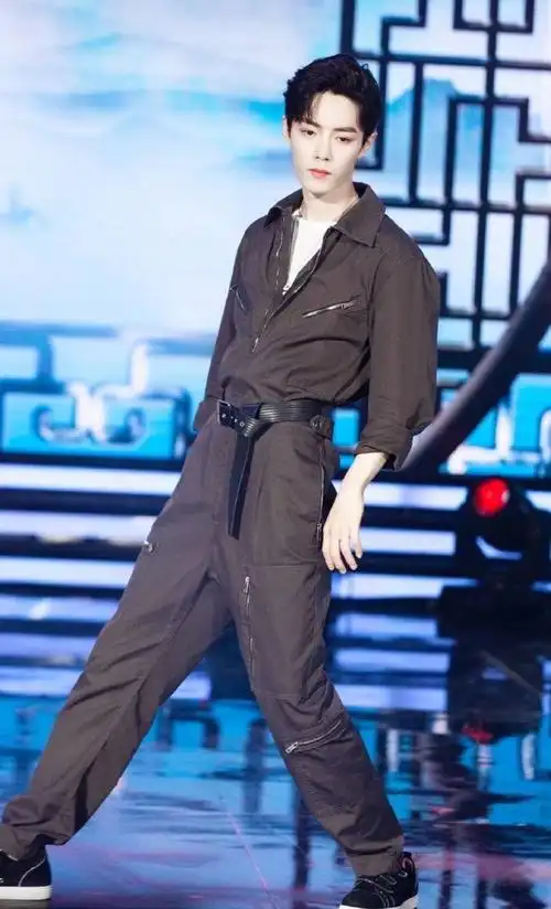 穿阔腿裤最好看的人#肖战##肖战卡其色穿搭上班路透