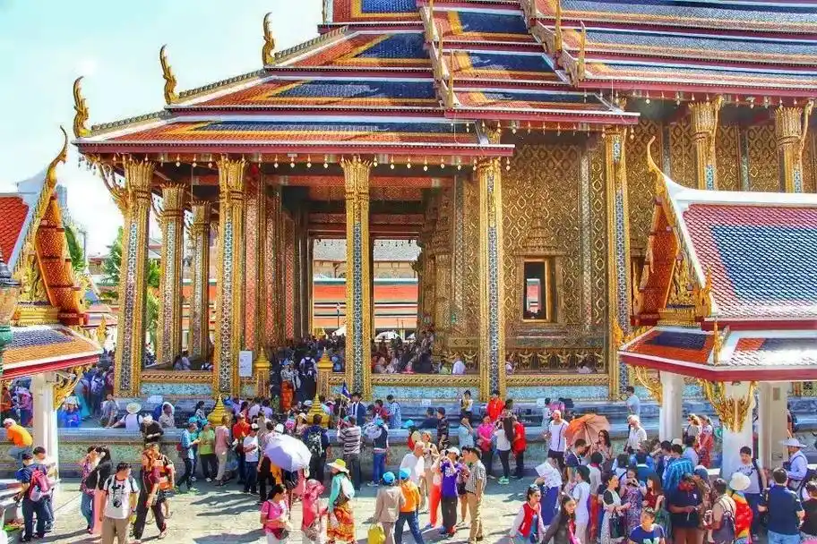 接着来到玉佛寺.