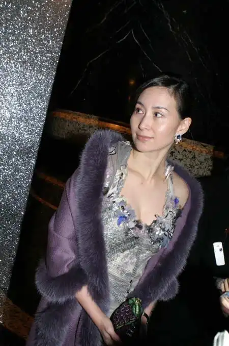 何超琼仗着好身材太敢穿!内衣叠穿半透明蕾丝衫超性感,皮肤超好