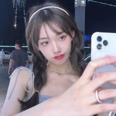 用手机对着镜子拍照的女生有一种可爱又真实的自然美感,而且这种头像