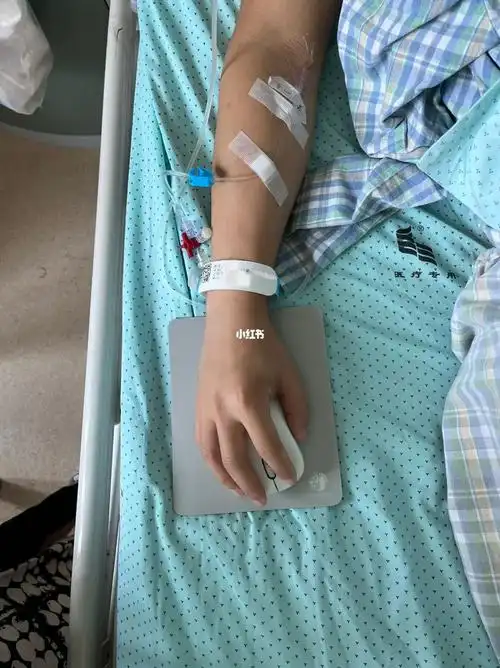 前天突然急性阑尾炎住院的老公推进手术室的时候左手正在输液留置针就