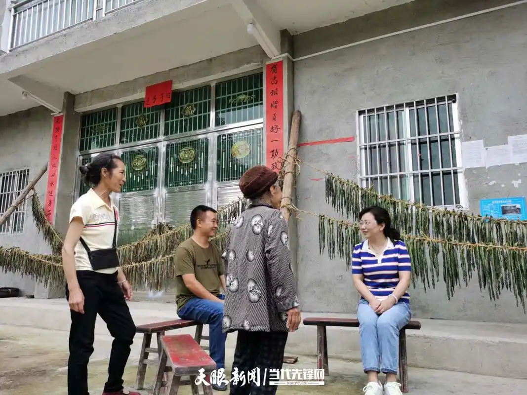 娄玲与贫困户代表进行座谈