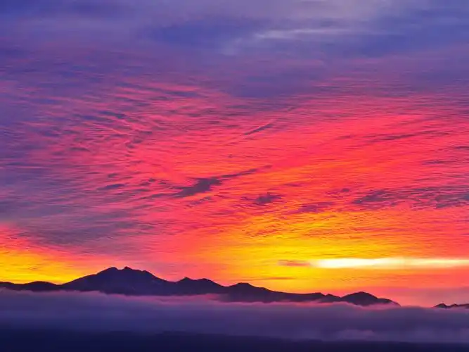 首页 自然和风景 日落和日出 红色天空,日落,山,雾 壁纸 红色天空