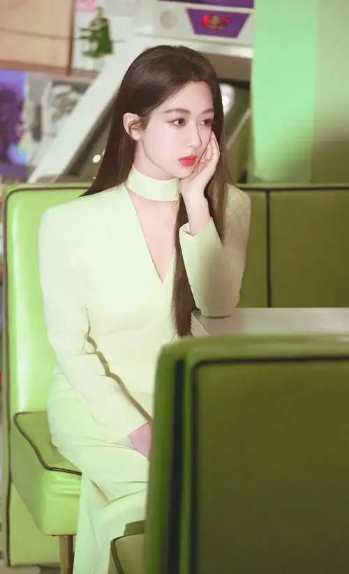 杨紫最新活动造型,一身浅绿色长裙,脖子上系着丝巾,头发好长,温婉贤淑