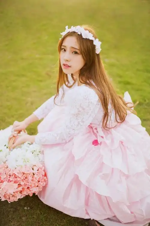清纯公主裙美女户外清新娇巧甜美写真图片