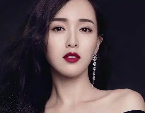 现在已不流行舒淇姚晨的厚唇了,娱乐圈女星一水儿的薄唇小嘴,谁让你想