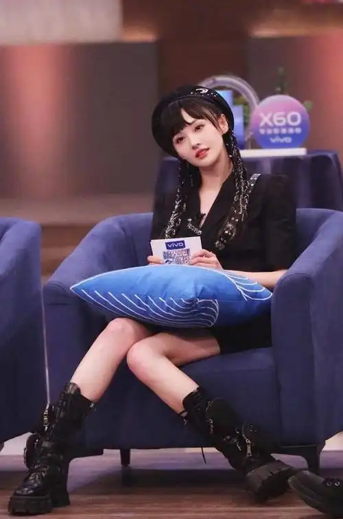 一定少不了马丁靴,郑爽甜美的长相加可爱减龄的麻花辫发型,再加上黑色