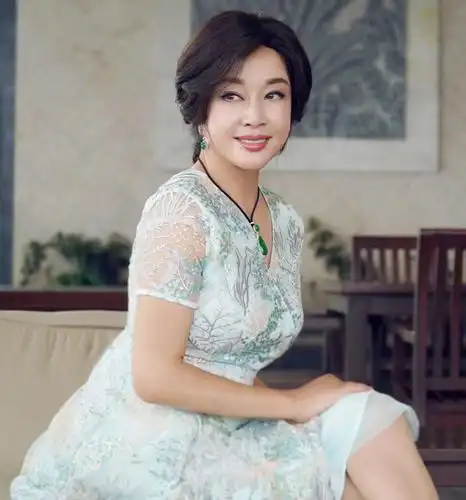 刘晓庆不靠扮嫩也年轻黑白造型配玉坠优雅端庄67岁美成30岁