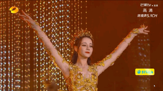 金鹰女神迪丽热巴登场 再现"天鹅臂"身材婀娜