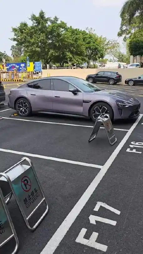 小米汽车紫色和海湾蓝的对比