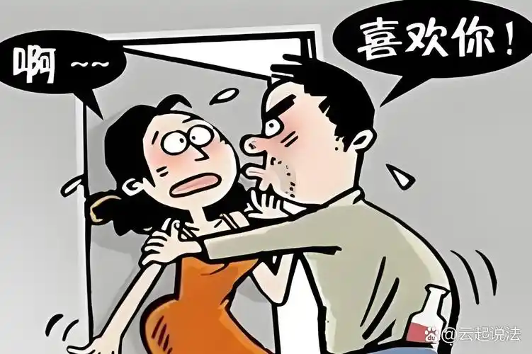 一男子下午在路上遛弯时,女子推着婴儿车从身边经过