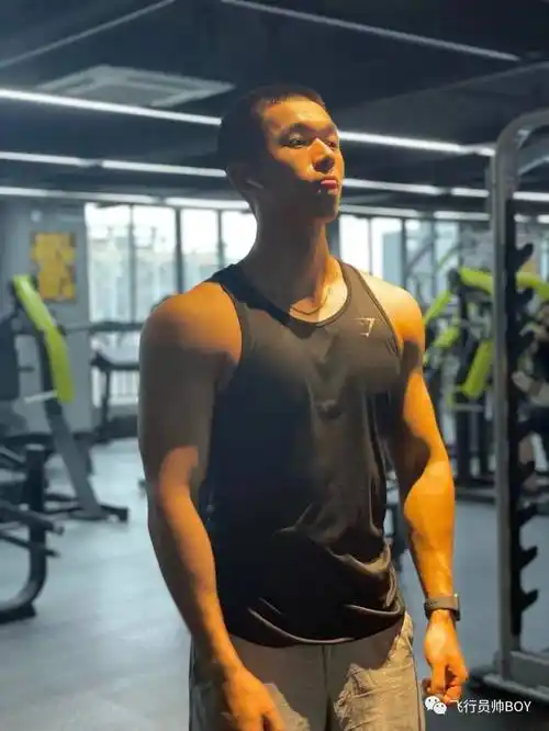 毕业做健身教练,想上他的贴身私教课_哥哥_肌肉_身材