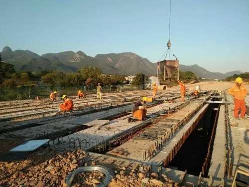 田畈桥中横梁浇筑