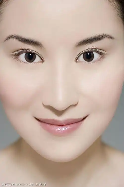 美女 五官 微笑 化妆 美白 美容 看 注视 洁白肌肤 脸部特写 面部特写