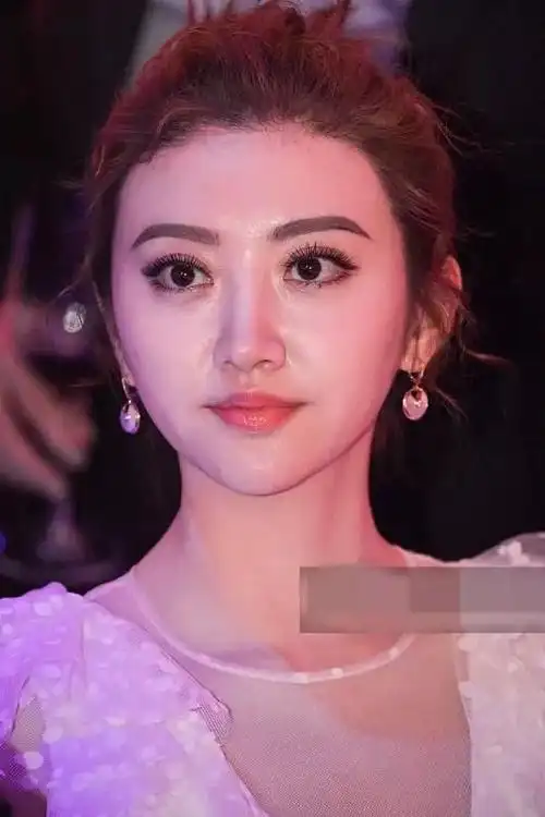 我们一个个来看昂,最早羊发现景甜的脸变了,主要是眼睛